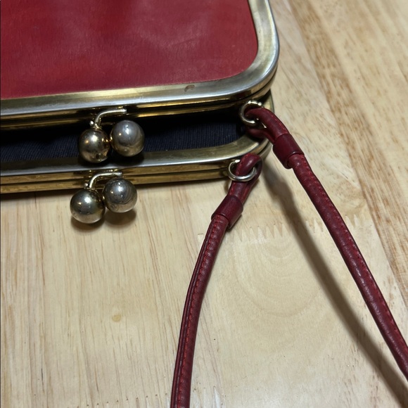 Vintage Chic Red Leather Double Opening Cross Bag - Picture 5 of 13